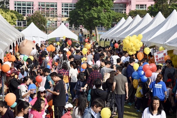 「天母搞什麼鬼」萬聖節嘉年華結合「寵愛毛小孩・萬聖節變裝派對」，大人、小孩和毛孩同樂。雨林/翻攝