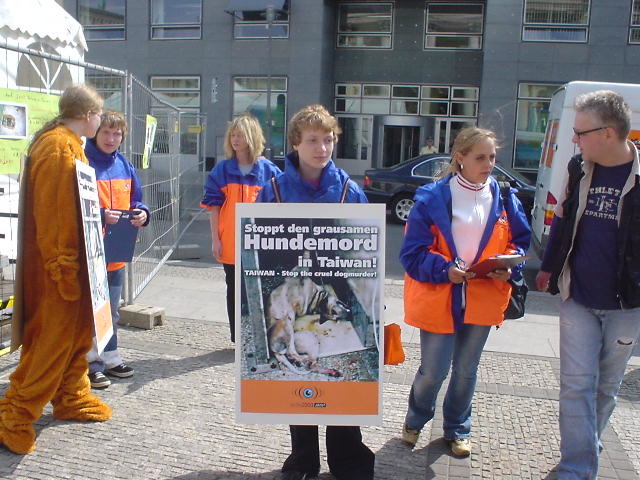 德國動物保護團體主動從布萊梅開車數百公里到柏林台灣代表處抗議。劉威良/攝