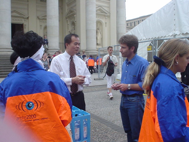 德國動物保護團體到柏林代表處抗議，柏林代表處派員接受陳情。劉威良/攝