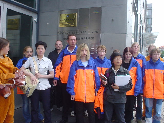 在柏林台灣代表處前的抗議成員合照。劉威良/攝