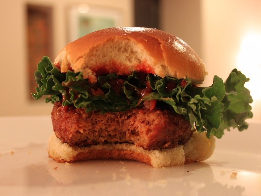 吃過全植物性漢堡的民眾分享，如果沒有說，真的會以為，是真的牛肉做的漢堡。來源: The Business Insider