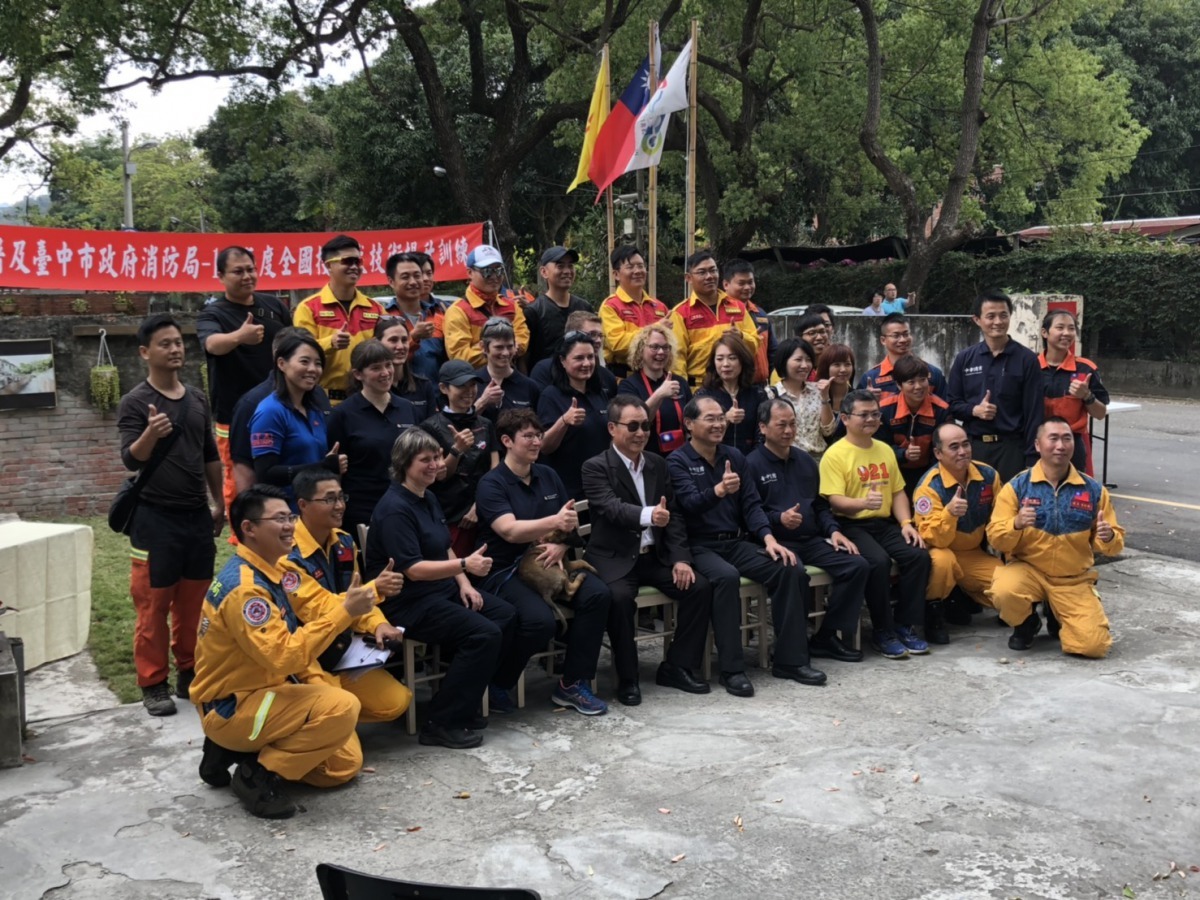 BRH首席教官Ulrike Gehner率領救難犬訓練教官團至台中進行技術交流訓練。台中市消防局/提供