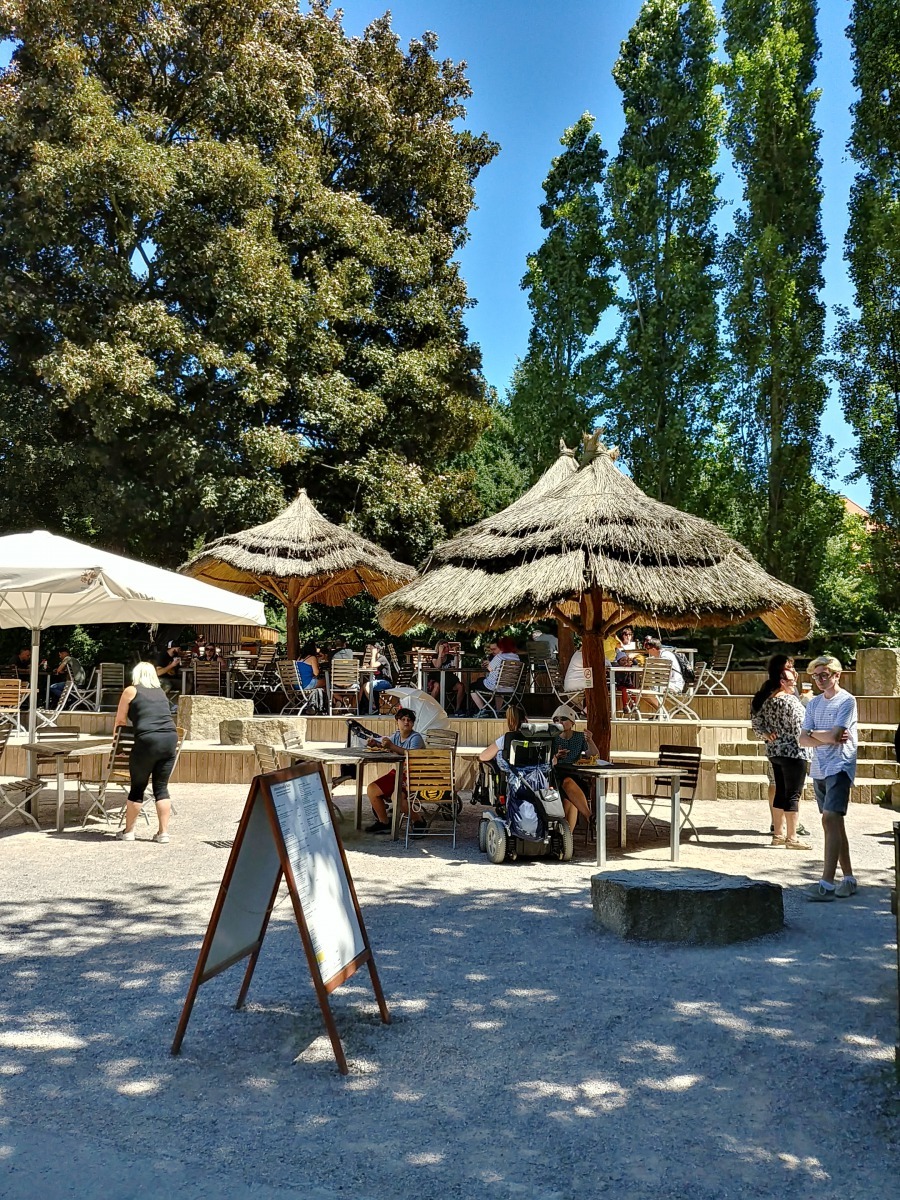 布拉格動物園(Prague Zoo)相當乾淨，不只是遊客徒步區，也看得出園方用心維護動物生活空間的整潔。李育璇/提供