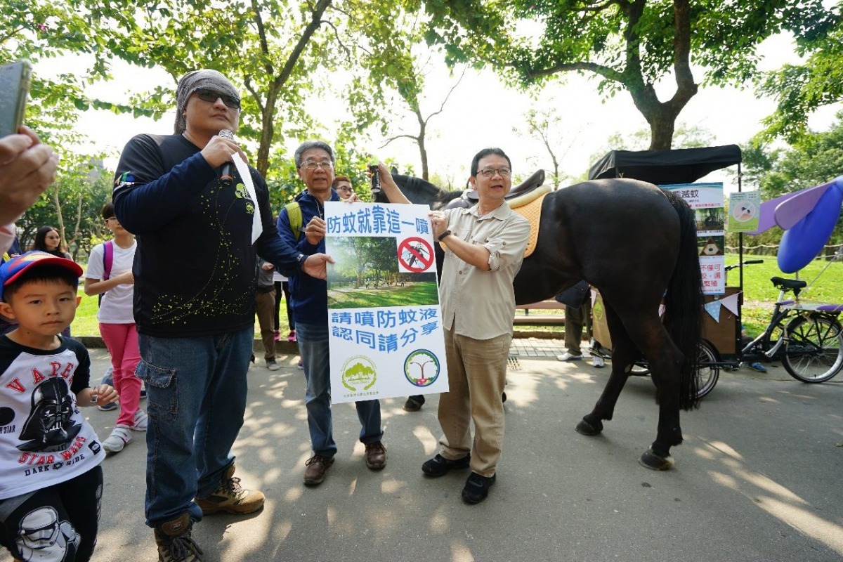 北市公園處長黃立遠(右一)與吳加雄博士一同宣導生態防蚊的重要。台北市公園處/提供