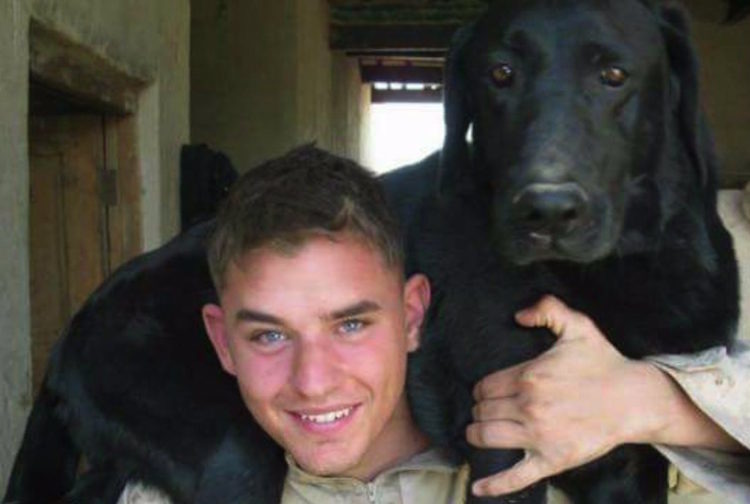 Jeff赴阿富汗參戰時才正值19歲。但從軍的日子他並不孤單，一路陪伴他的是負責偵測炸彈的軍犬Cena。幾周前十歲的Cena被診斷罹患了末期骨癌。取自: Good News Network