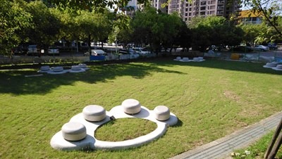 文心公園寵物活動空間,增設毛孩運動大草皮及12感官遊具。台中市新工處/提供