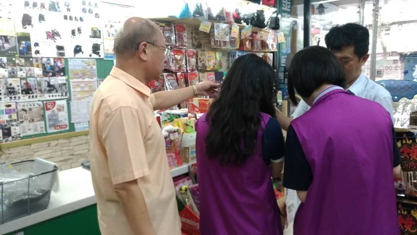 新北市消保官前往新北市寵物店進行抽查。新北市政府/提供