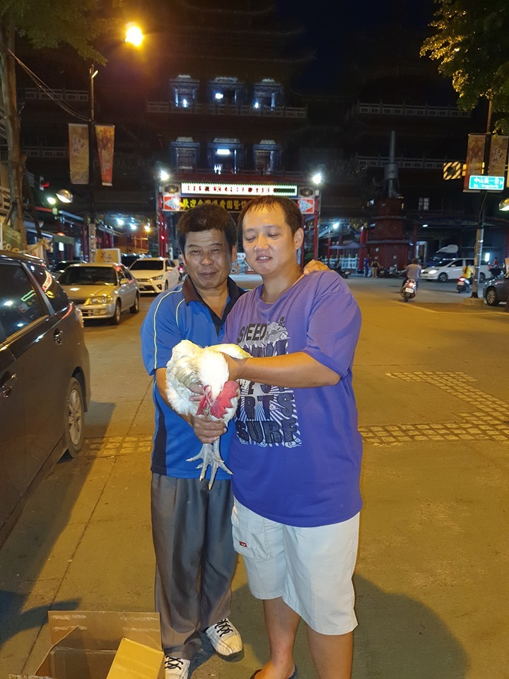 袁萬七(圖左)收容神明雞的訊息傳開後，陸續有人送交。圖／袁萬七提供