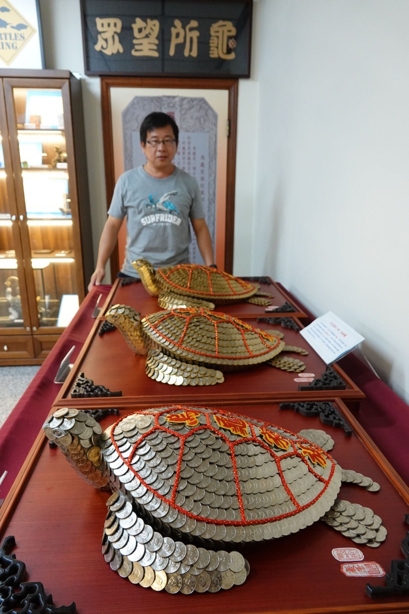 蘇信豪委託澎湖友人以硬幣製作的海龜造型「金錢龜」。高維奇／攝