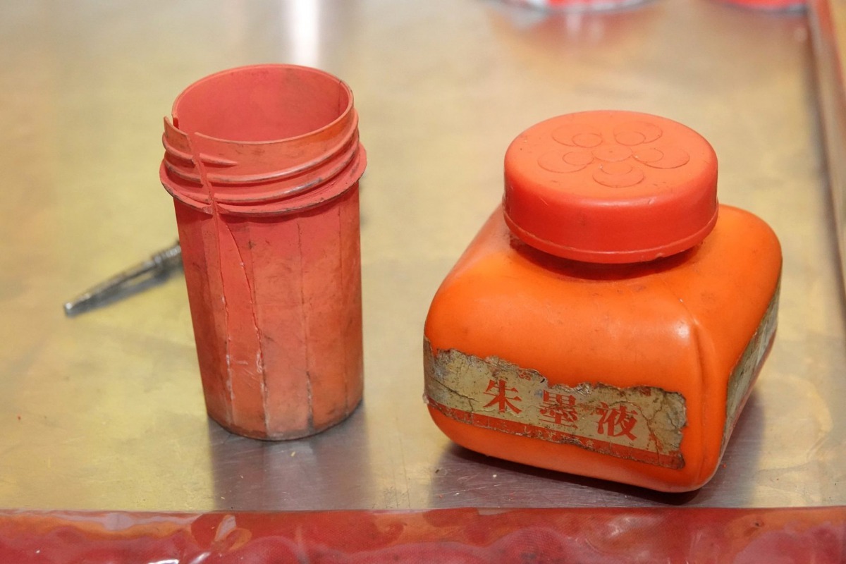 延陵道壇道長吳政憲使用效果近似朱砂的「朱墨液」替代公雞血。圖／陳俊文提供