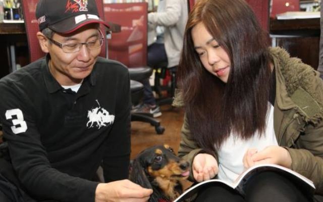 「學習輔助犬」可以幫助有閱讀障礙、亞斯伯格症候群、注意力不足過動症的學童，漸漸有耐心可以閱讀較深較廣的內容。教育部/提供