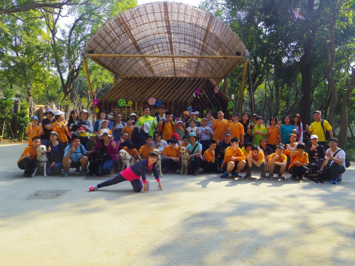 導盲犬陪伴訪花博 中市啟明學校特教生體驗森林園區之美。台中市教育局/提供