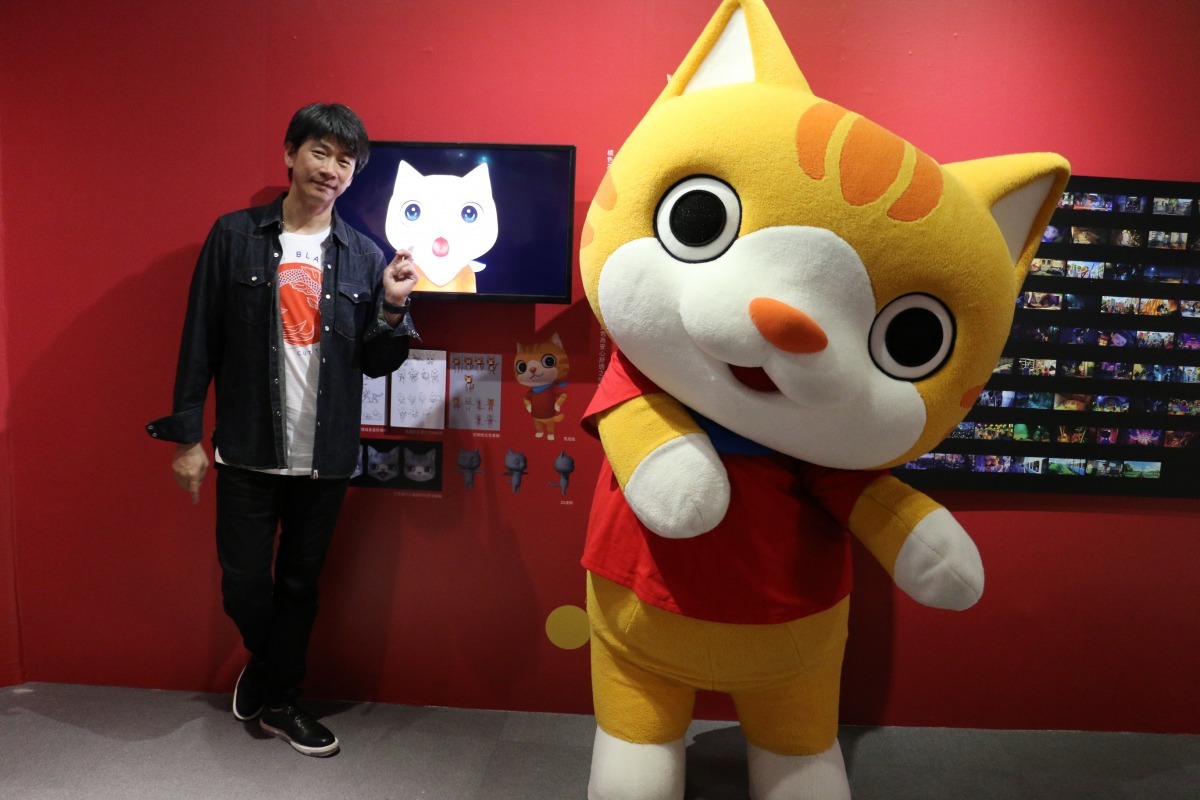 導演邱立偉與小猫巴克里合照。新北市政府文化局/提供