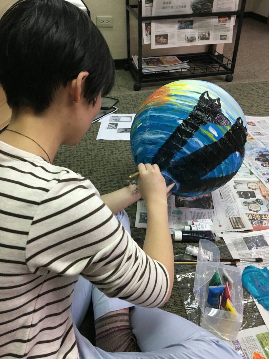 流浪動物背後的故事讓設計師們手繪出動人的作品。台北市觀傳局/提供