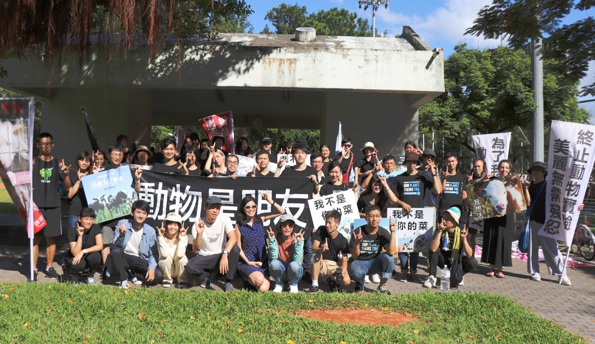 以動物權遊行為背景的片段,有許多第一線的推廣者跟愛動物的民眾來協助拍攝。前排左二起為男主角洪瑋佑、女主角高以柔、導演林知逸、監製龍緣之、製片黃昱欣。李娉婷/攝