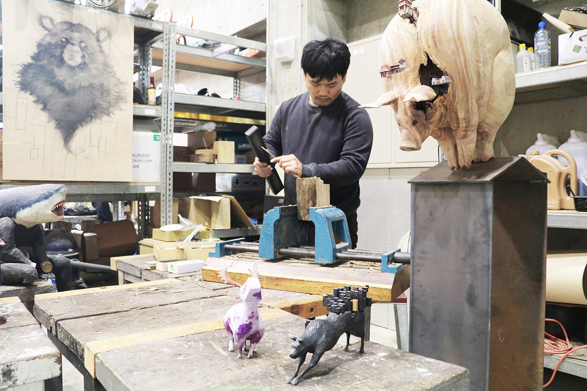 木雕創作者林安常結合建築媒材的拼接，藉以動物與建築的形象，訴說著歷史與文化的故事。林安常&金車文藝中心/提供