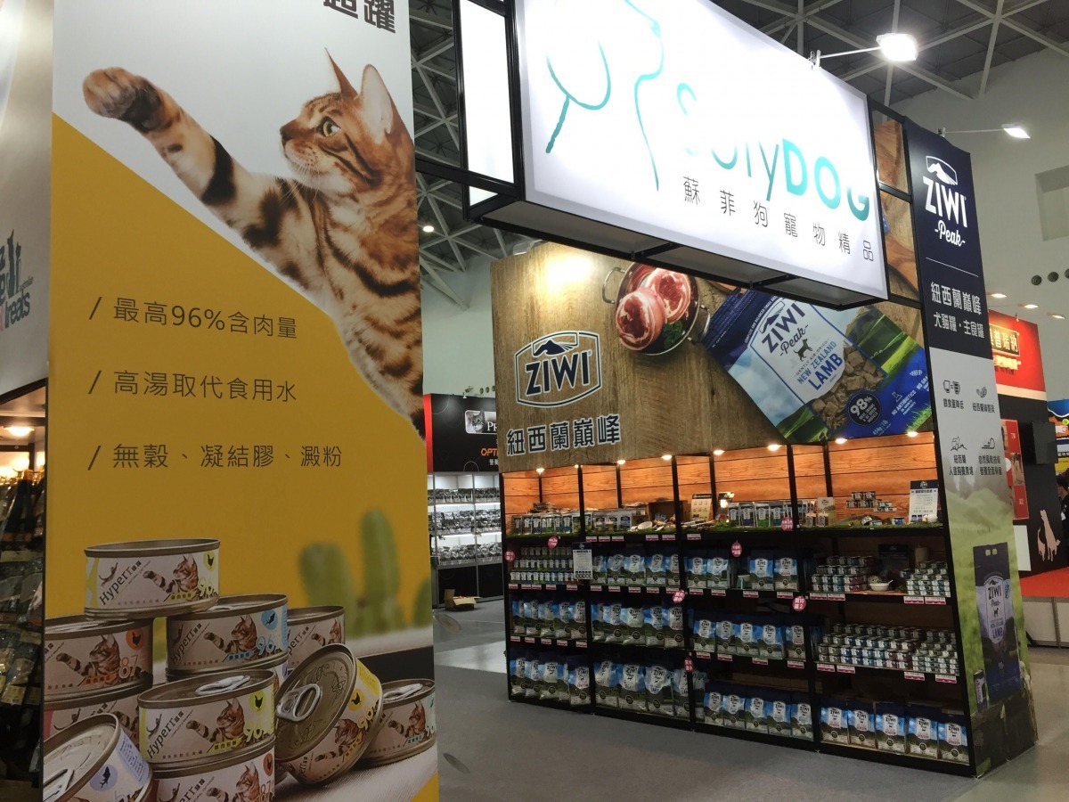有寵物百貨業者開出年薪上看百萬的萌職缺號召加入。人力銀行/提供