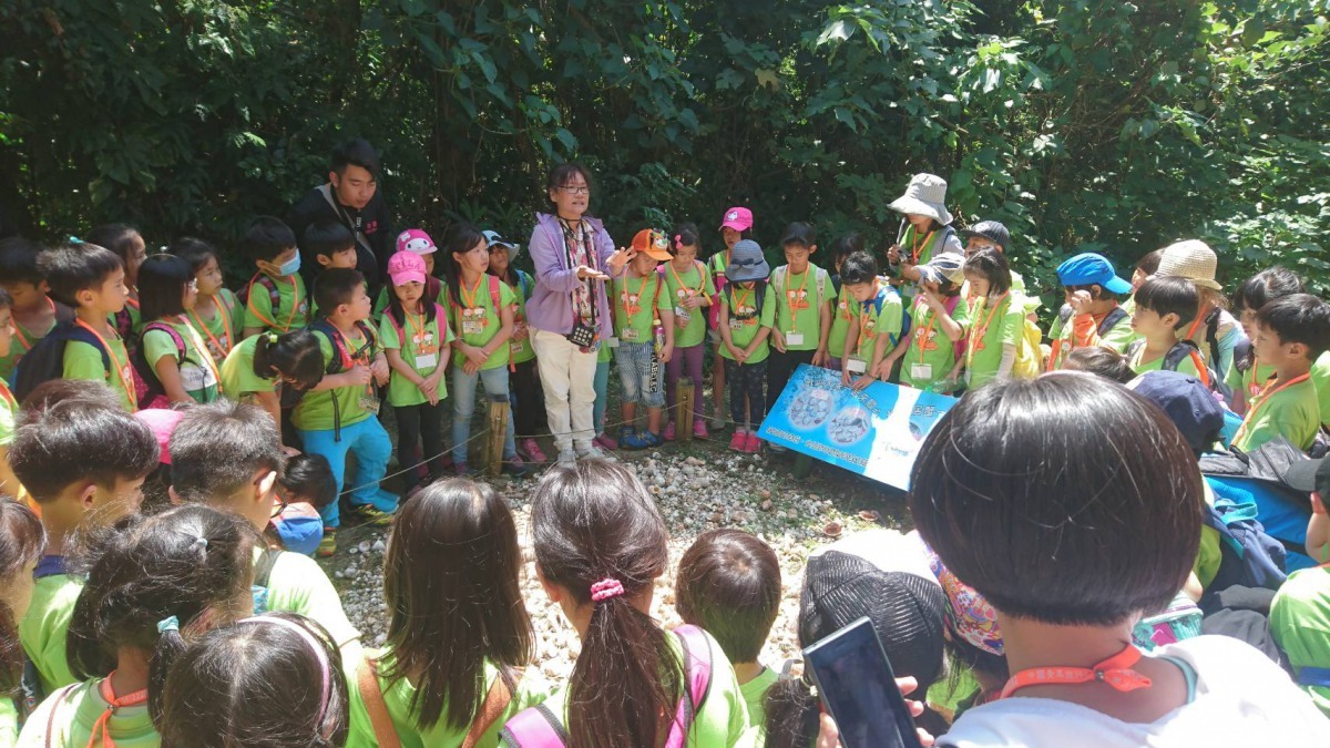 寄居蟹媽媽黃淑凰為孩子講解生態環境教育。中國青年救國團/提供