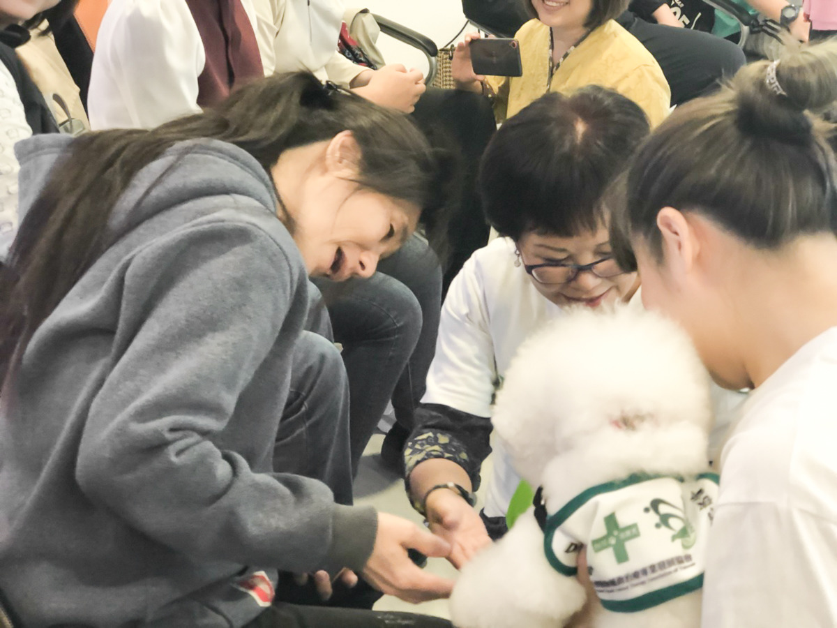 活動邀請臺灣動物輔助治療專業發展協會及其團隊。國立暨南國際大學/提供
