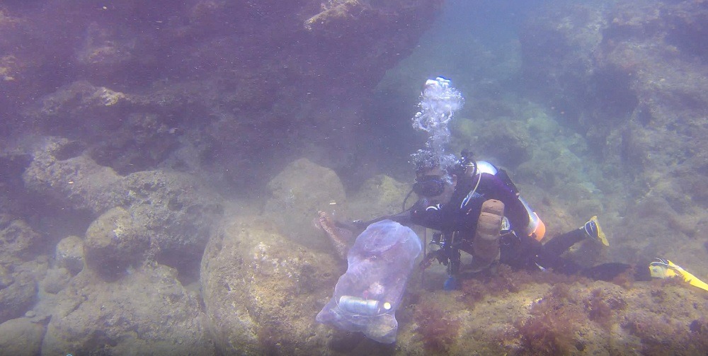 屏東縣政府為提升海洋環境維護，透過常態淨海、淨灘活動…等推廣海洋環境教育的重要性。屏東縣政府/提供