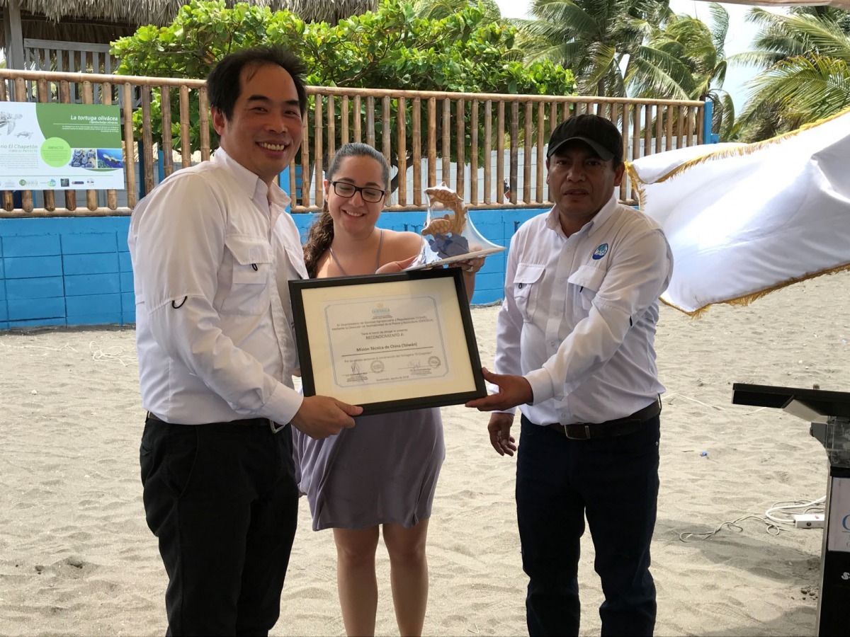 歐計畫經理文凱(左一)代表技術團接受農牧部漁業司感謝函。外交部/提供