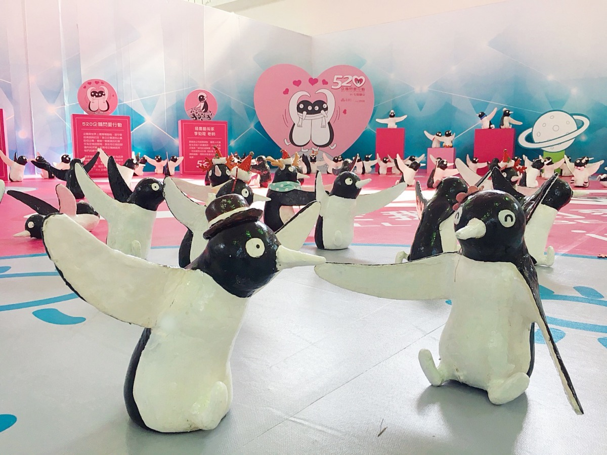 七股鹽山邀請企鵝萌軍南下首展，可愛模樣成為最夯的打卡景點。臺鹽/提供