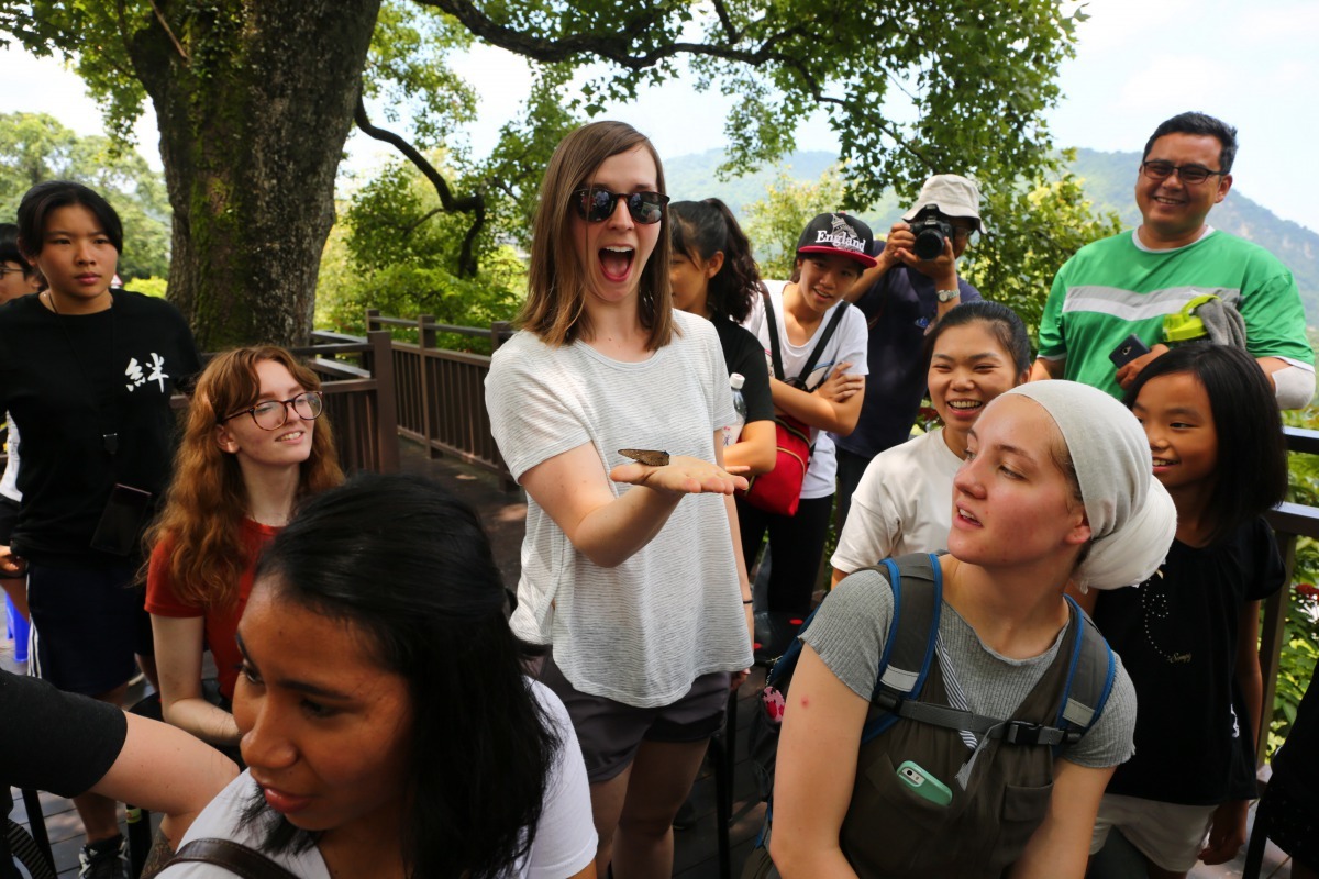 國際志工體驗紫斑蝶標放。南華大學/提供