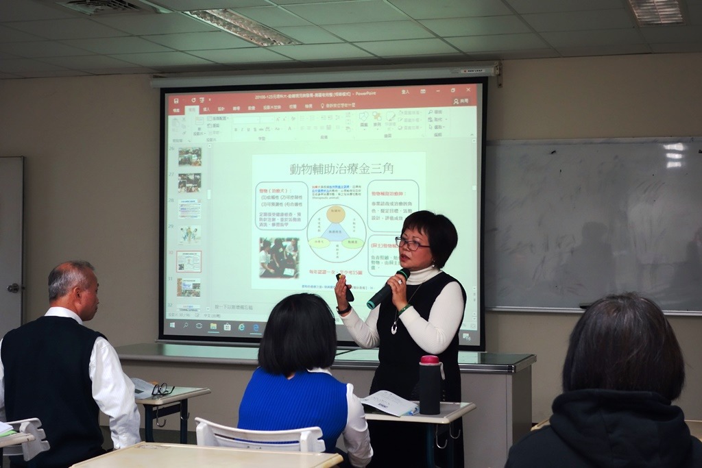寵物輔助治療專業發展協會理事長陳美麗談動物輔助治療現況。元培醫大/提供