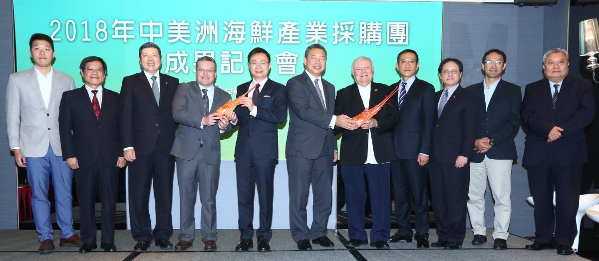 外貿協會黃志芳董事長(左五)、葉明水秘書長(左三)、王熙蒙副秘書長(右三)、國際行銷諮詢中心顏貽彬副主任(左二)、外交部拉美司俞大㵢司長(右六)、國經司蔡允中副司長(右四)、尼加拉瓜駐華大使Tapia(右五)、宏都拉斯駐華大使Sierra(左四)及參團廠商代表合影。中華民國對外貿易發展協會/提供