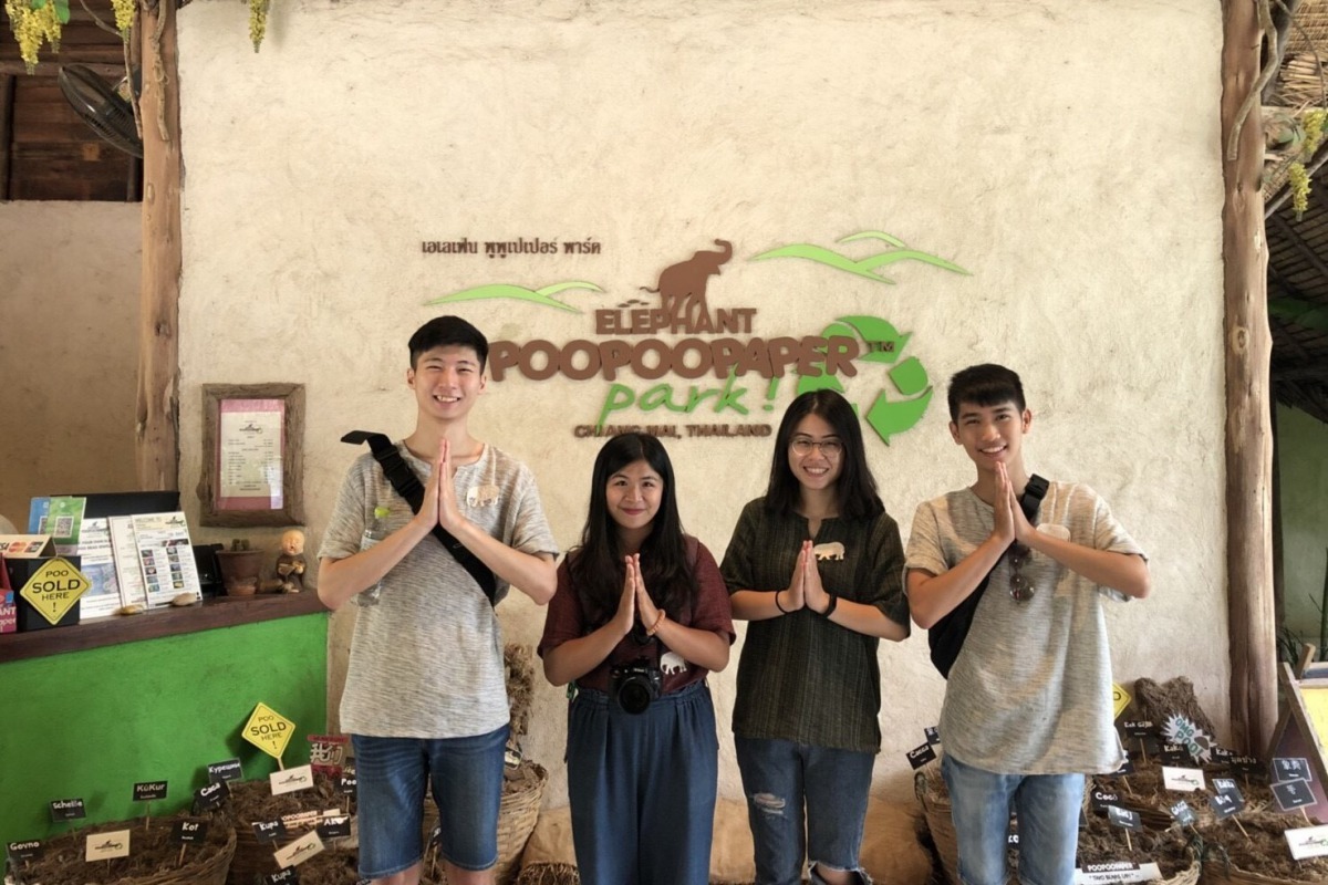 學生參觀大象便便紙公園,由大象的糞便製成再生紙。孫韻婷/提供