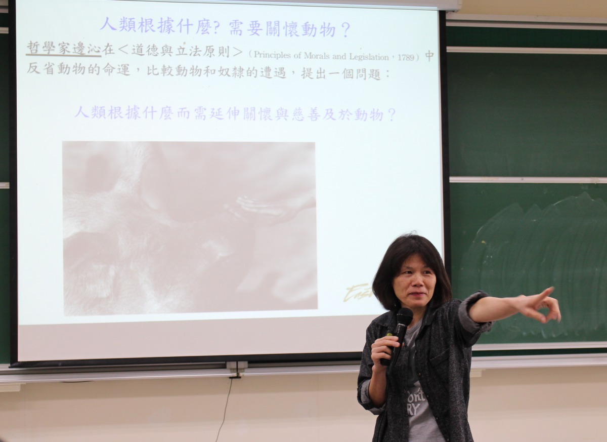 臺灣動物社會研究會陳玉敏副執行長分享「佛教與動保」及「蛋雞解放運動」議題。國立東華大學/提供