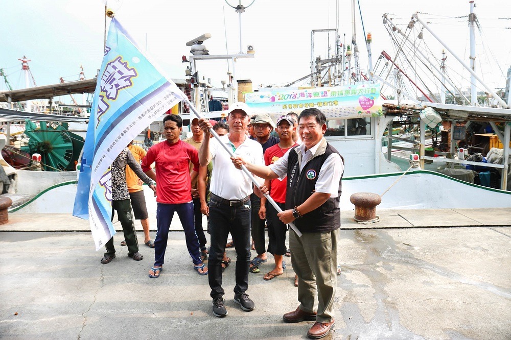 屏東縣政府環保局成立環保艦隊並召集志工及相關團體下海清理小琉球一帶的「海洋(漂)廢棄物」。屏東縣政府/提供