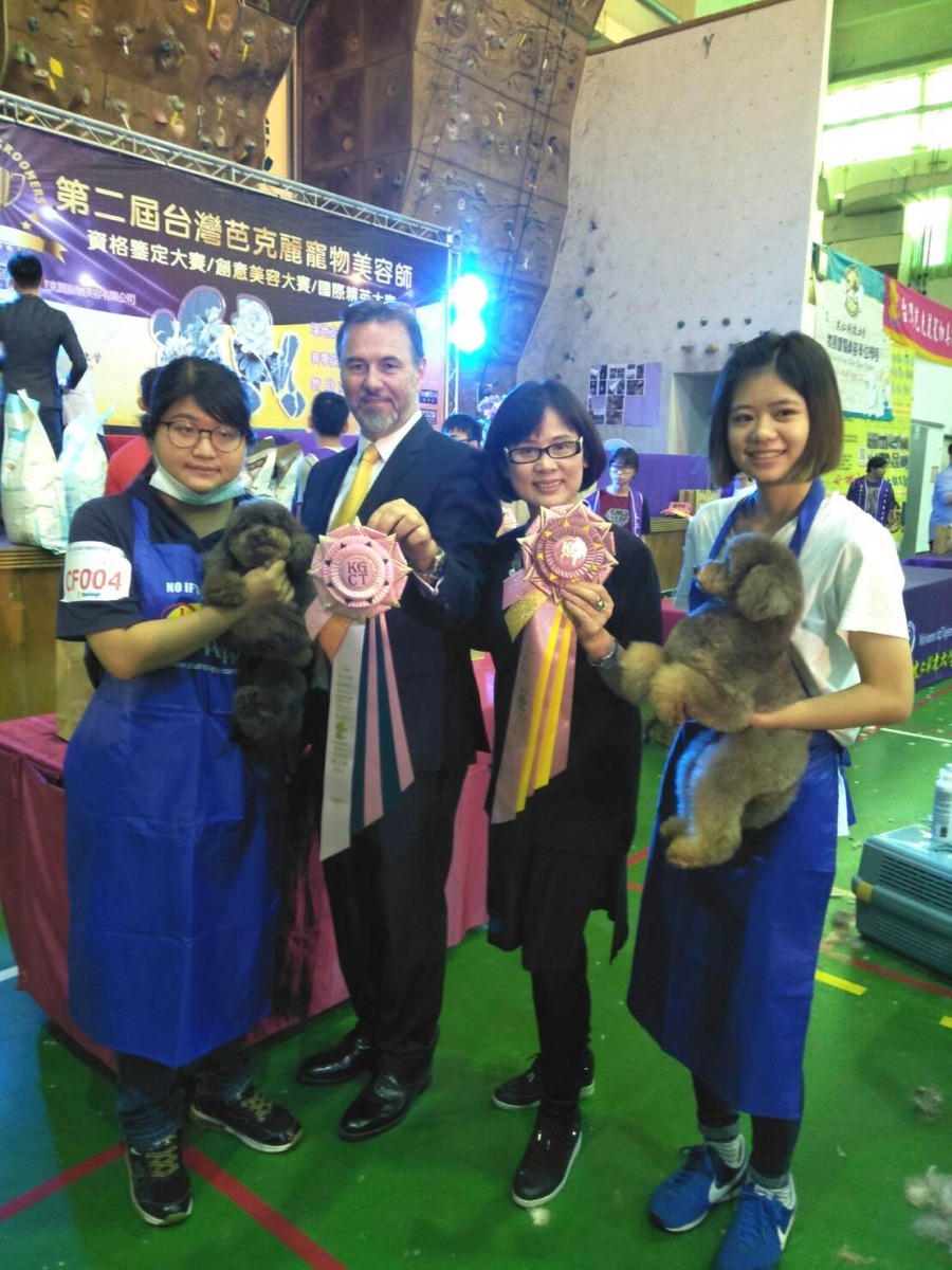 「第二屆台灣芭克麗寵物美容師資格鑑定大賽/創意美容大賽/國際菁英大賽」,大仁榮獲校園組創意賽第一、三名殊榮。朱鈴玉/翻攝