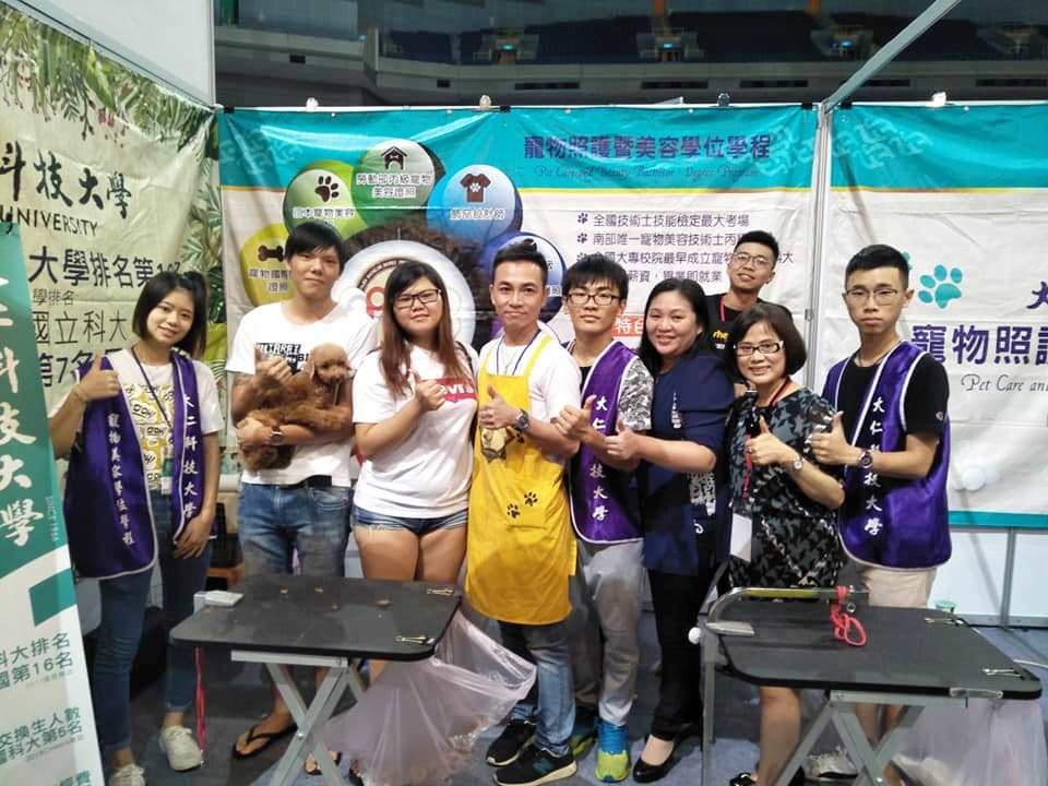 大仁科技大學寵物照護暨美容學程師生參與愛心寵物義剪,助退役犬漂漂亮亮的找到新家人。大仁科技大學/提供