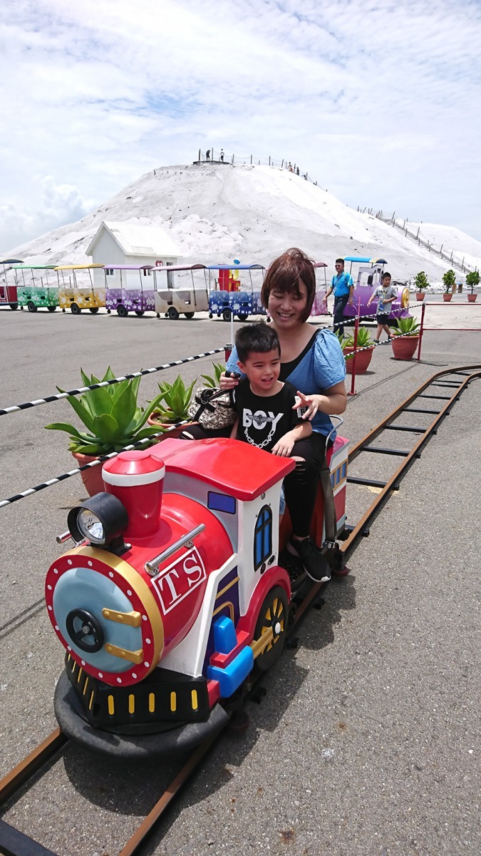 七股鹽山結合鹽山主峰、一見雙雕、大型公仔和多元遊憩設施，是台南必遊的親子樂園。臺鹽/提供