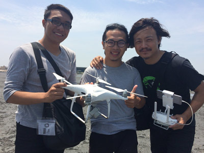 馮偉中導演(右) 指導空拍技。大葉大學/提供