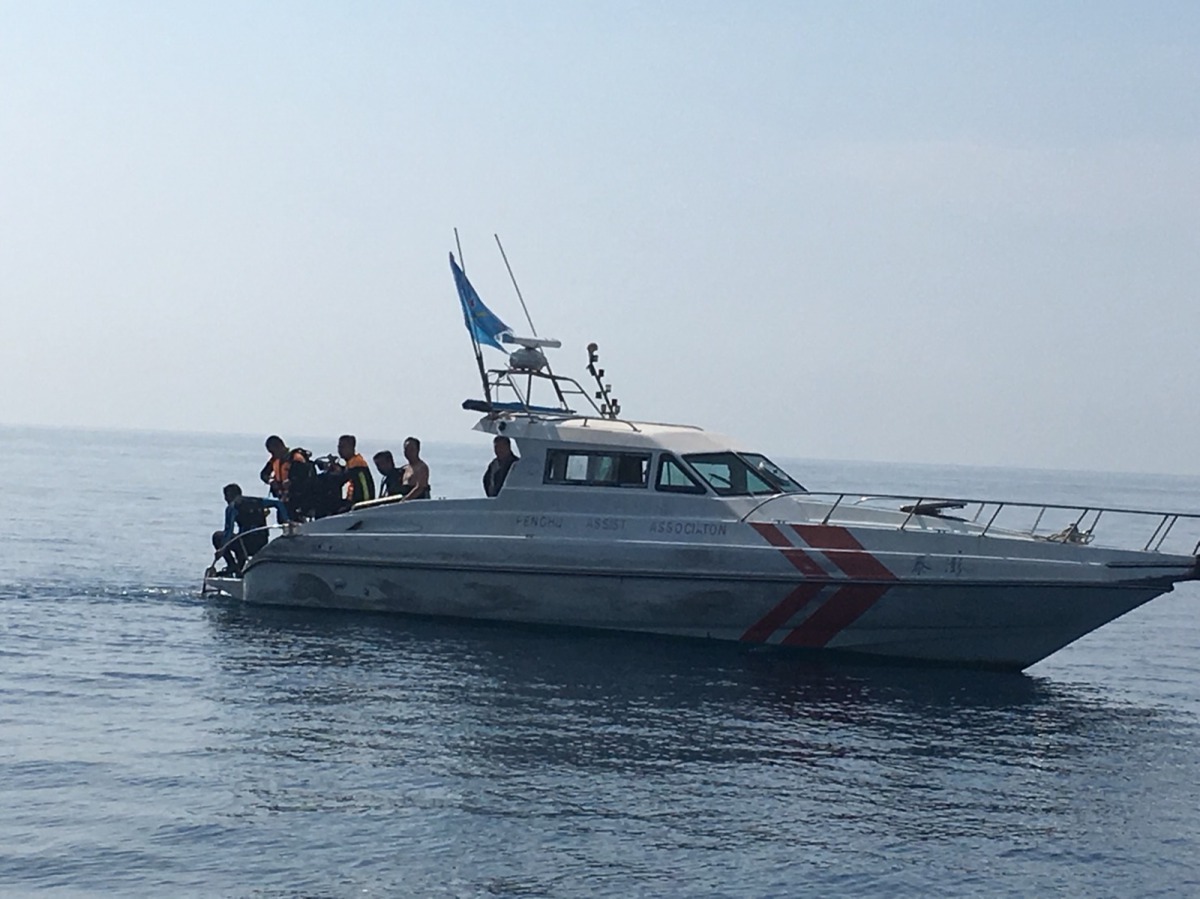 高科大團隊與志工們準備下水打撈作業 。國立高雄科技大學/提供