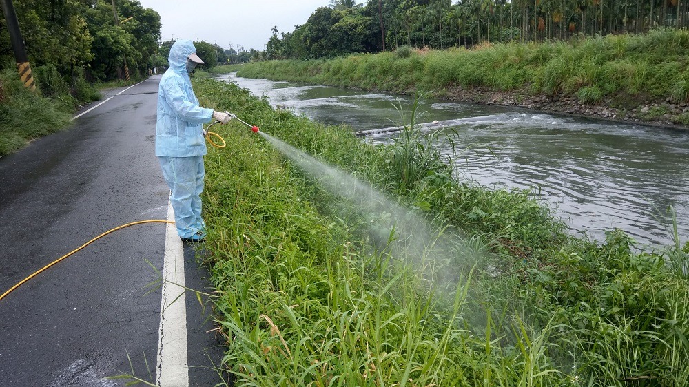 屏東縣動物防疫所前往清除成堆的鴨屍並消毒。屏東縣政府/提供