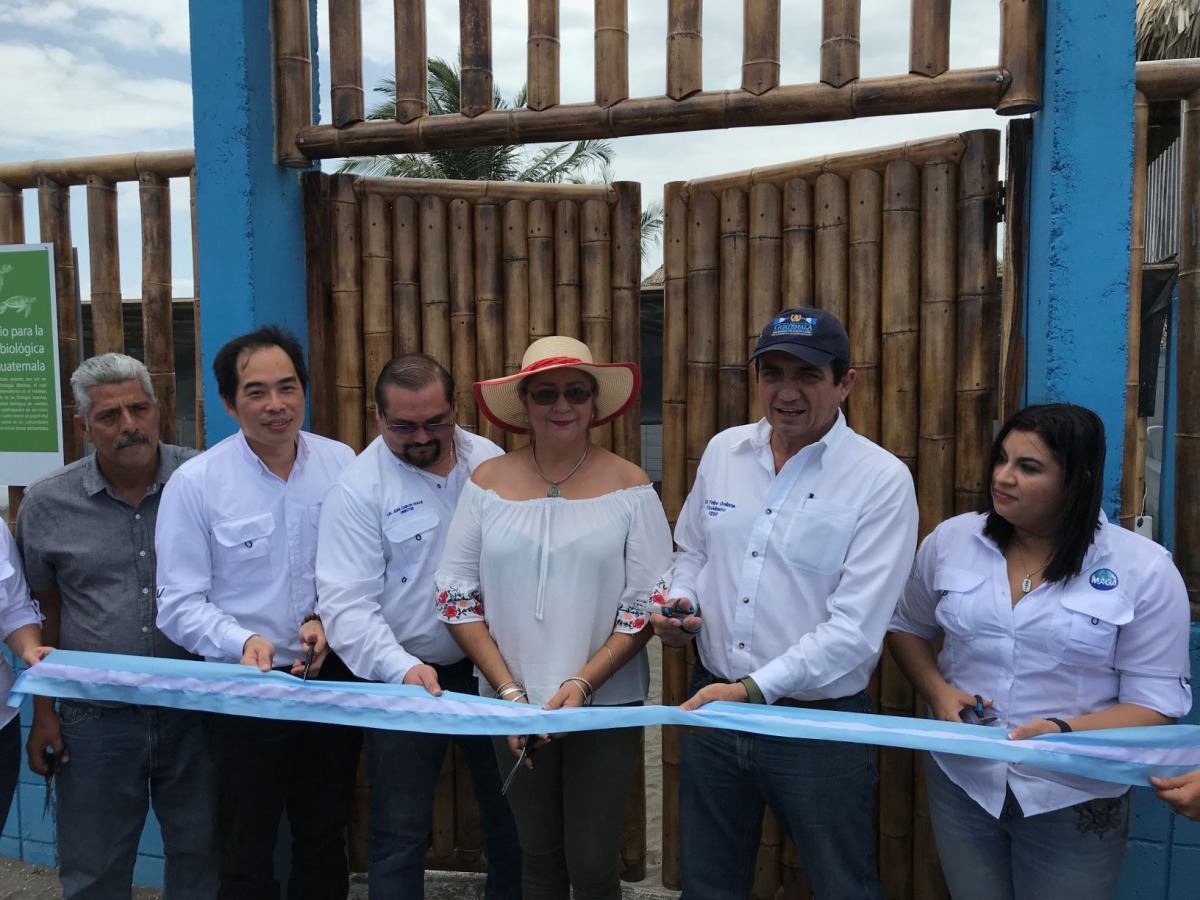 海龜中心啟用剪綵儀式，農牧部鄉村經濟發展次長Jose Felipe Orellana(右二)、農牧部漁業司司長(右一) Chiquimulilla副市長(右三)、Santa Rosa省長(左一)、天然資源保護區管理局主任(左三)、歐計畫經理文凱(左二)。外交部/提供