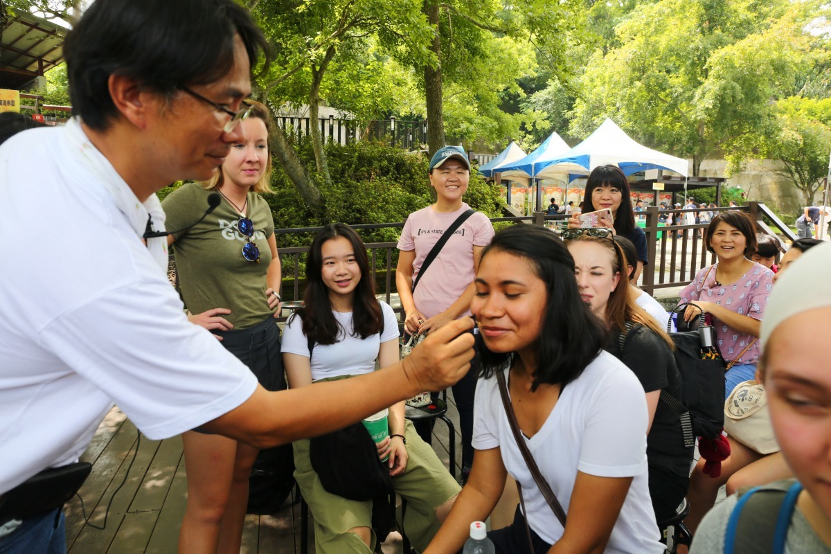 國際志工體驗蝴蝶生態講解。南華大學/提供