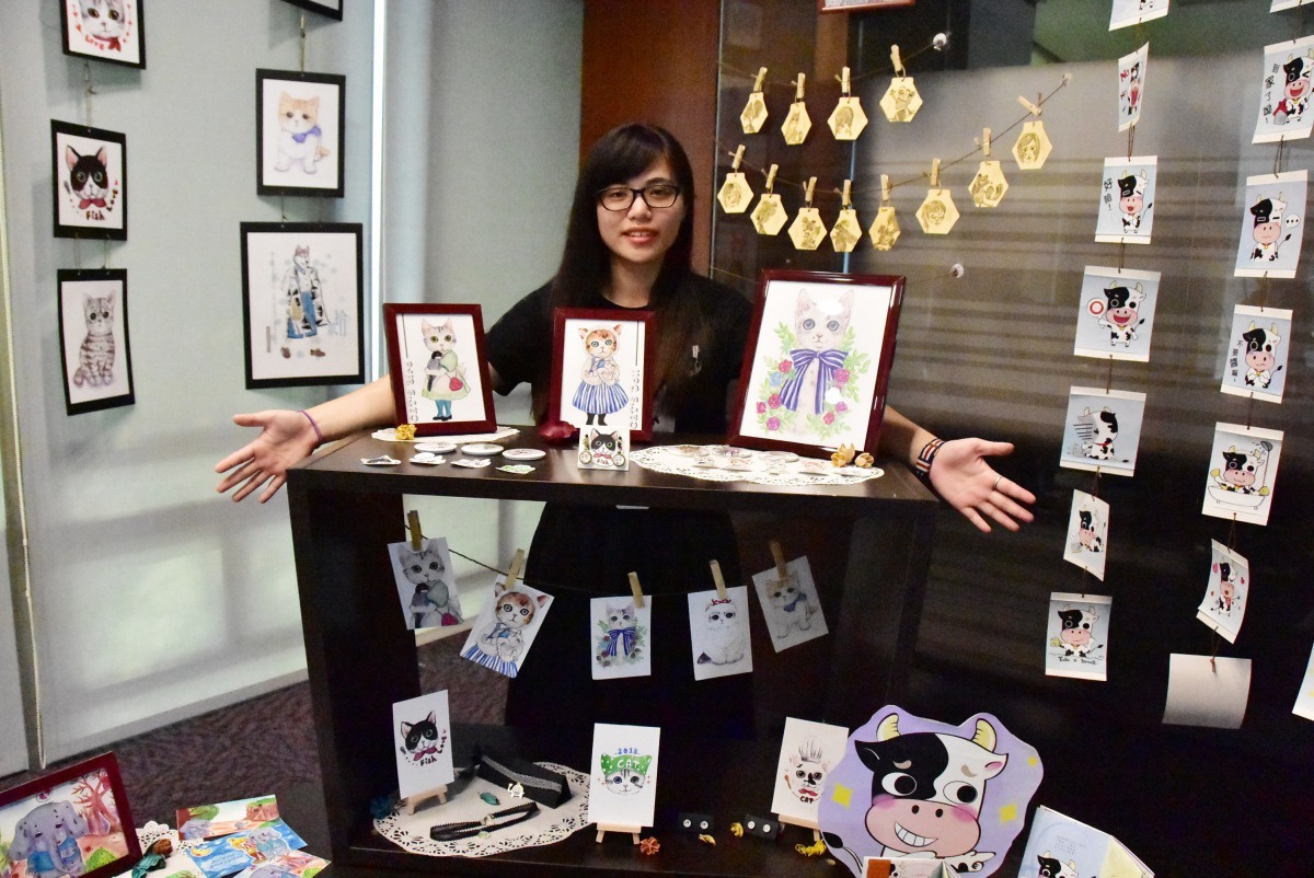 明道大學圖書館正展出美術社作品展，數位系柯雅惠作品豐富共有六件展出。明道大學/提供