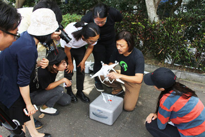 馮偉中導演(右二)指導學生操作空拍機。大葉大學/提供