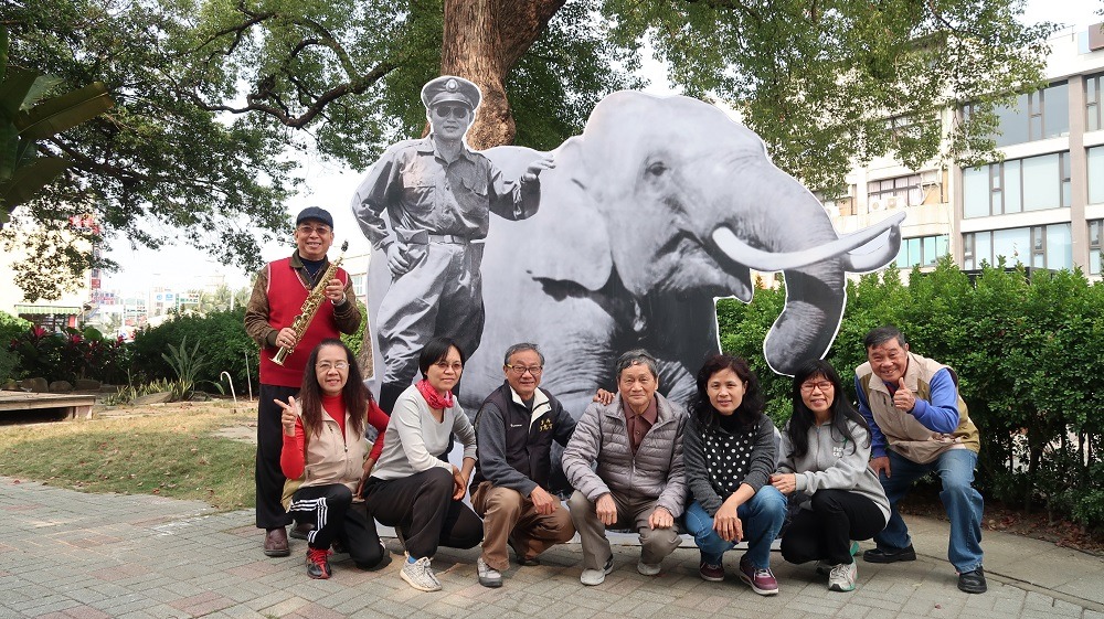 屏東市孫立人行館設置孫立人和大象「林旺」的立牌，供民眾拍照打卡。屏東縣文化處/提供