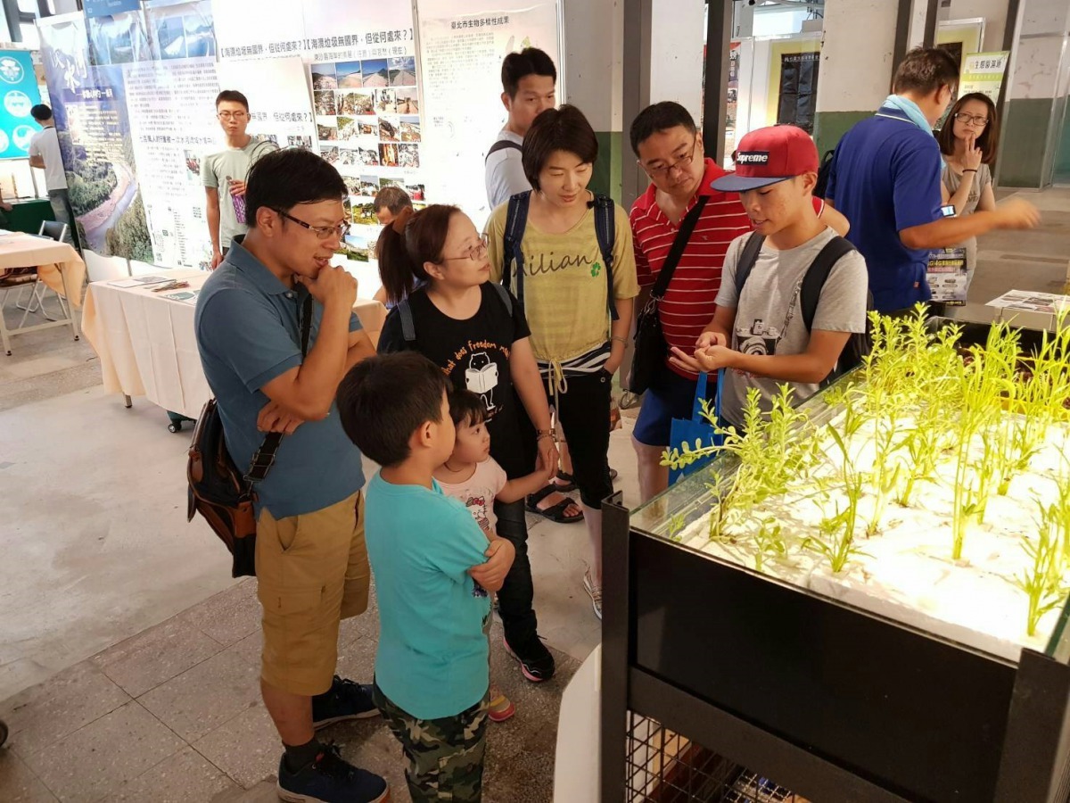 張伯淯以「有雞魚菜系統」參加日前於松山文創園區舉辦的《松菸水資源展》,並親自向參觀民眾導覽及解說系統運作模式。聖約翰科技大學/提供