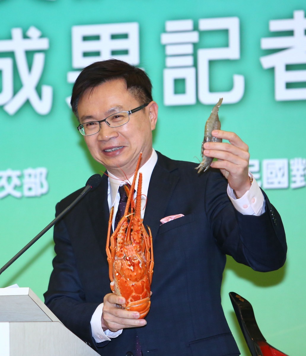 外貿協會董事長黃志芳誇讚尼加拉瓜龍蝦與宏都拉斯白蝦。中華民國對外貿易發展協會/提供