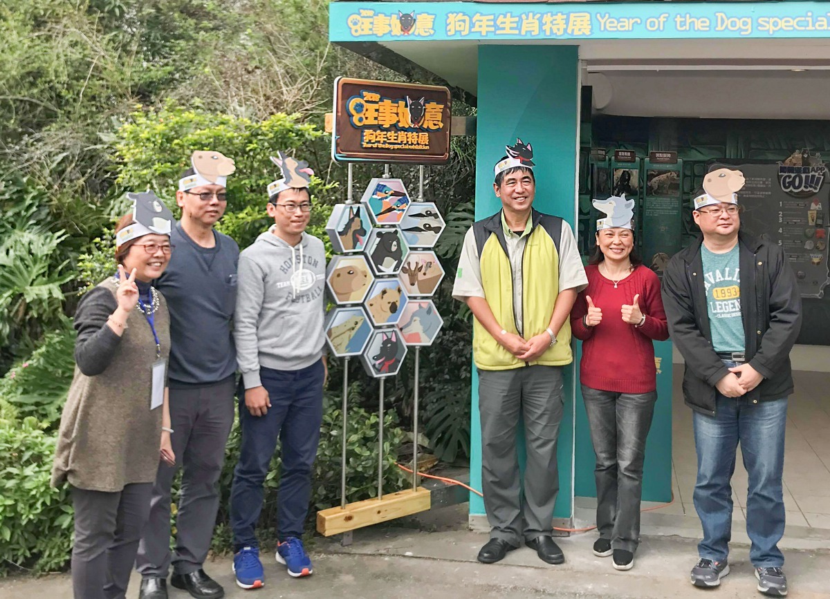 台北市立動物園金仕謙園長(右三)也一同推廣活動APP。國立台北商業大學/提供