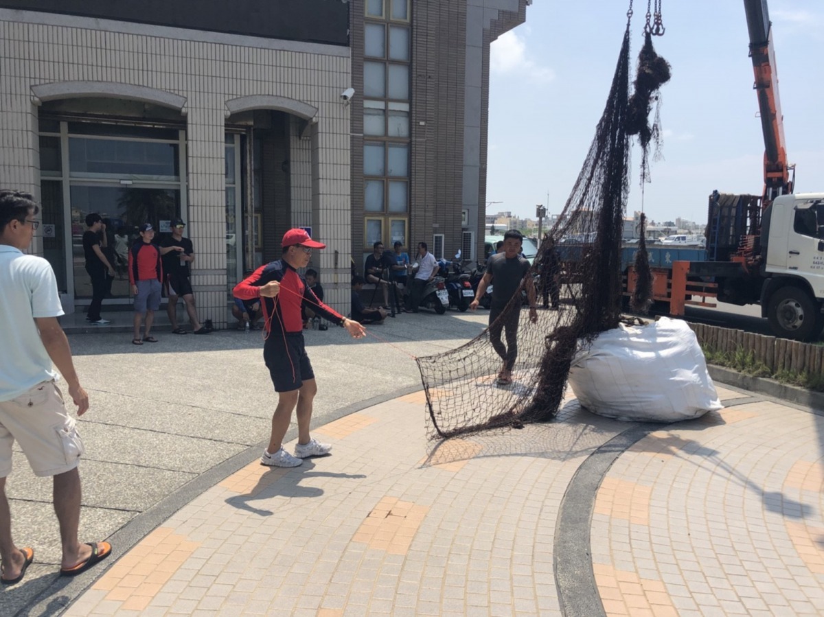 打撈上岸廢棄漁網及漁具。國立高雄科技大學/提供
