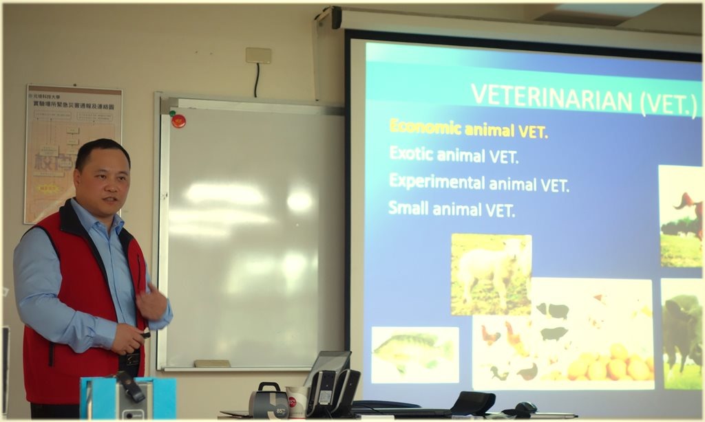 台北市愛心動物醫院院長許志全介紹寵物醫療技術發展。元培醫大/提供