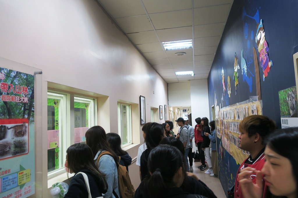 元培科大寵保學程學生至台北動物之家參觀幼犬區。元培科大/提供
