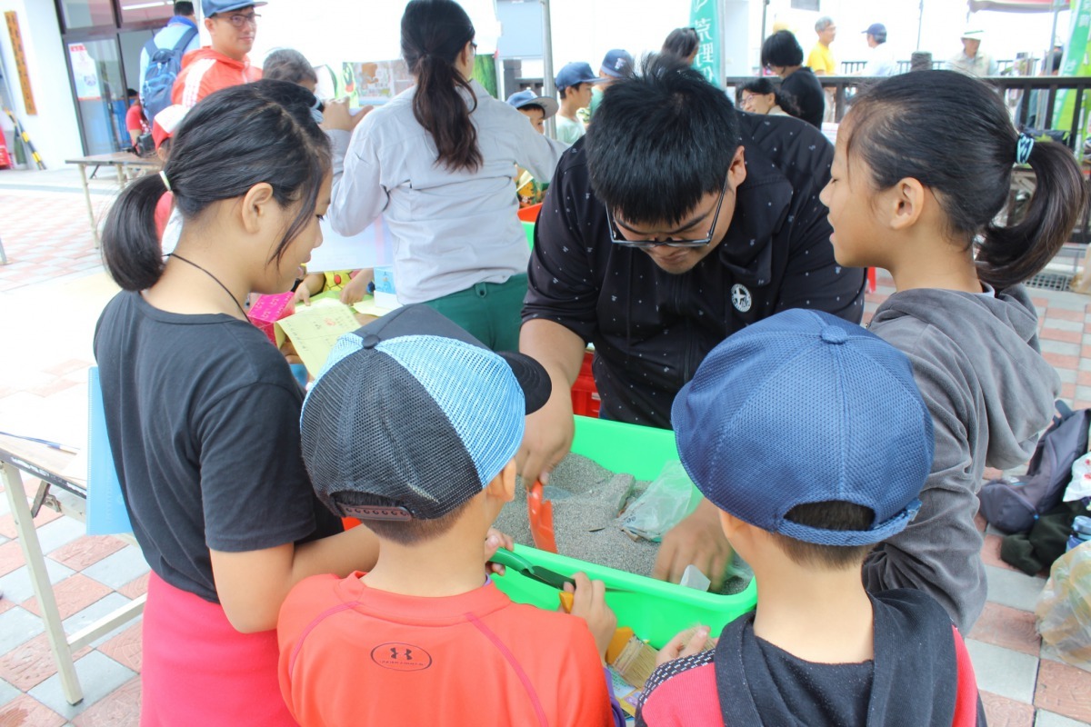 國立臺灣史前文化博物館辦理「守護海洋‧減塑行動:玩考古淨海灘」活動。文化部/提供